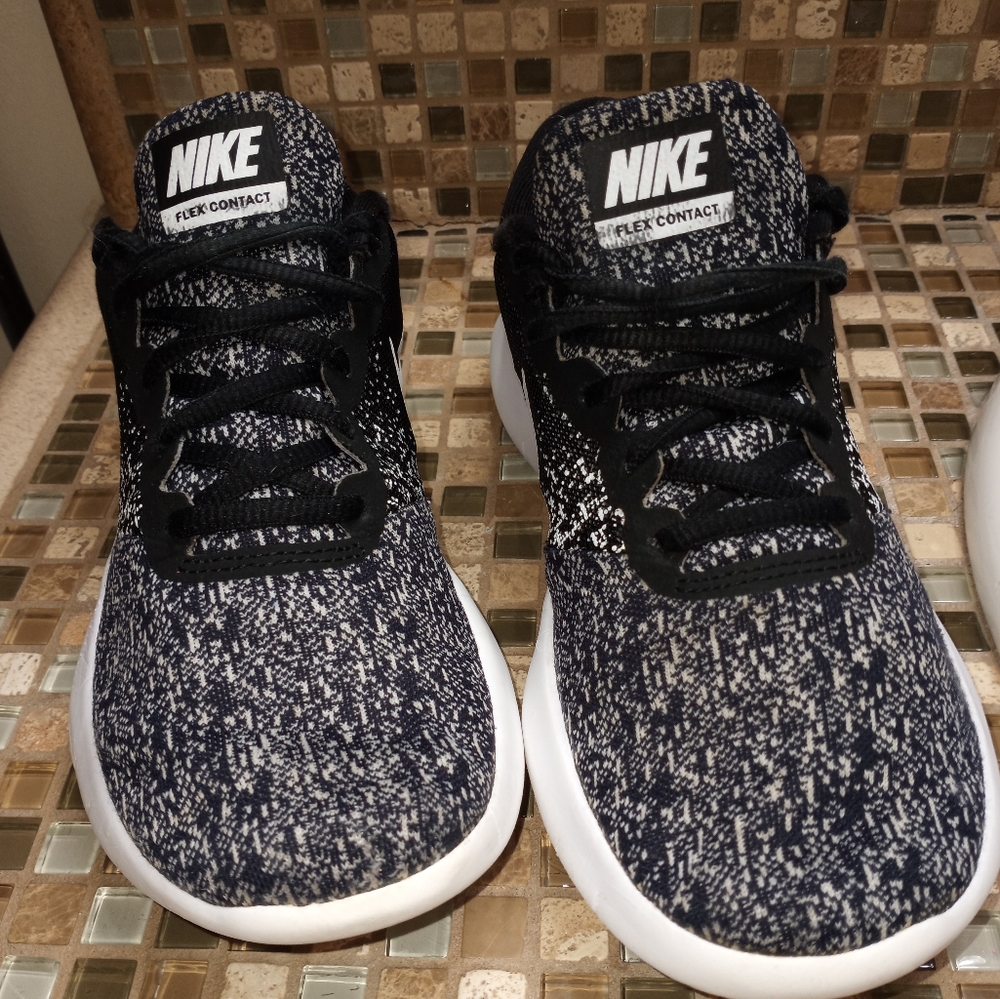 BLACK & WHITE NIKES...SIZE 5Y BOYS